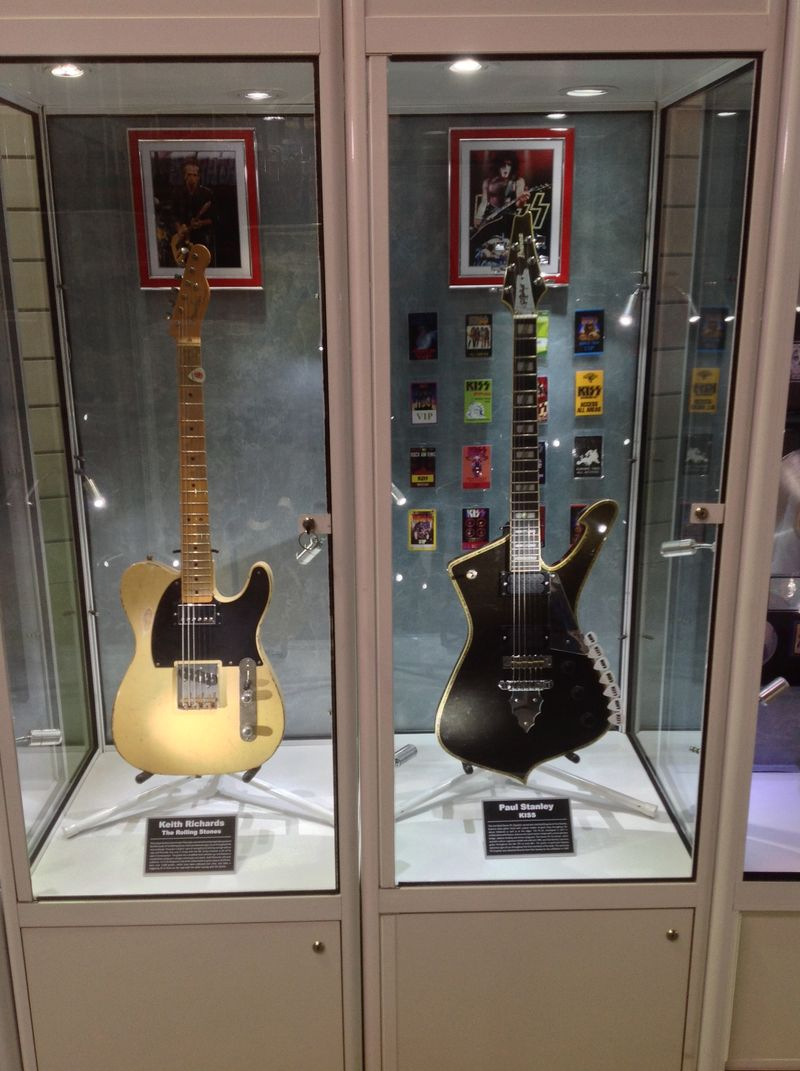 Customise your setup with a versatile electric guitar display from Showfront.